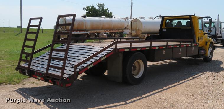 image for item DE6369 2004 International 4300 flatbed truck