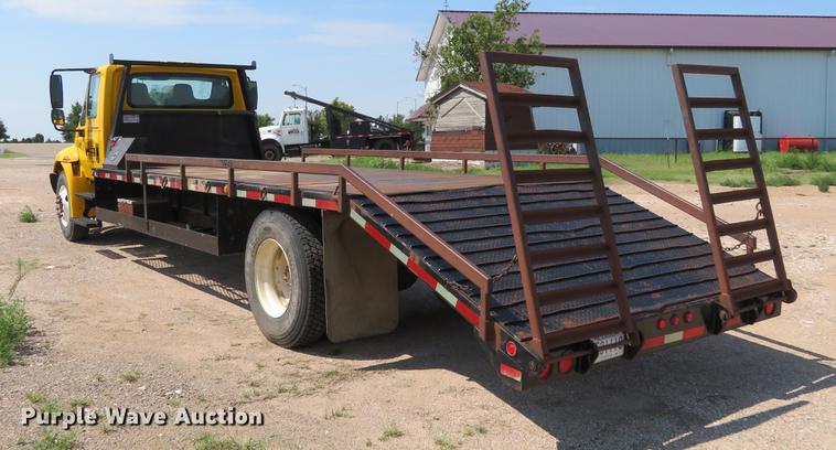 image for item DE6369 2004 International 4300 flatbed truck