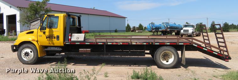 image for item DE6369 2004 International 4300 flatbed truck
