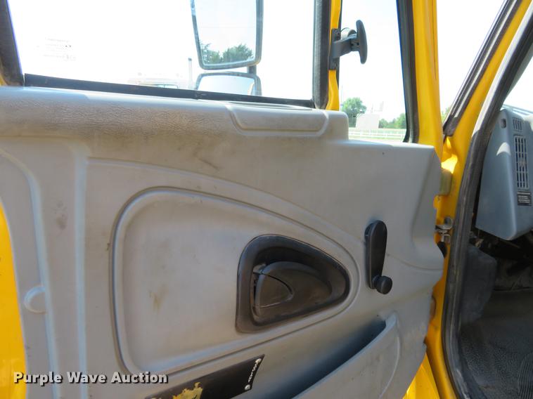 image for item DE6369 2004 International 4300 flatbed truck