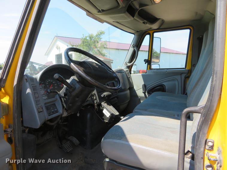 image for item DE6369 2004 International 4300 flatbed truck