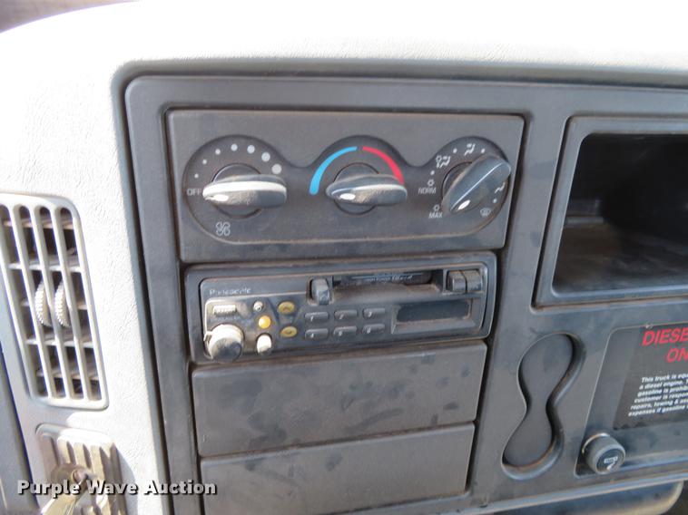 image for item DE6369 2004 International 4300 flatbed truck