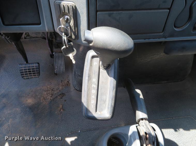 image for item DE6369 2004 International 4300 flatbed truck