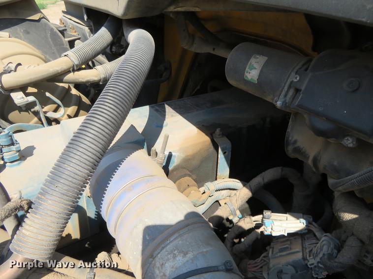 image for item DE6369 2004 International 4300 flatbed truck