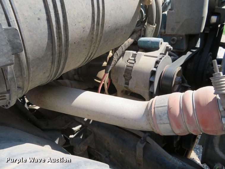 image for item DE6369 2004 International 4300 flatbed truck