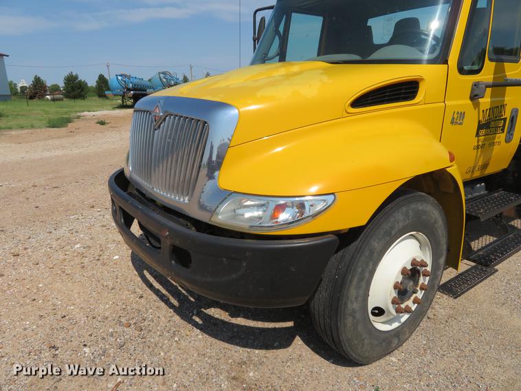 image for item DE6369 2004 International 4300 flatbed truck