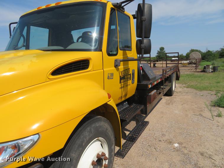 image for item DE6369 2004 International 4300 flatbed truck