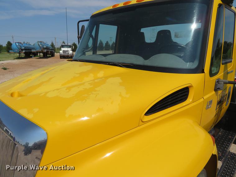 image for item DE6369 2004 International 4300 flatbed truck