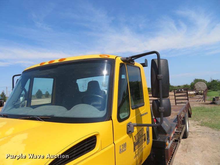 image for item DE6369 2004 International 4300 flatbed truck