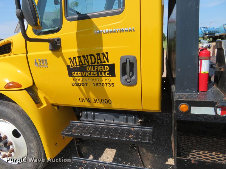 image for item DE6369 2004 International 4300 flatbed truck
