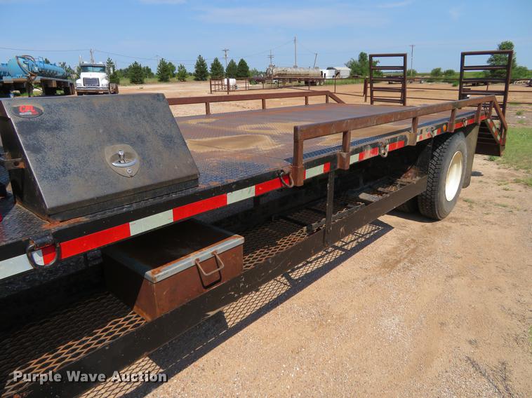 image for item DE6369 2004 International 4300 flatbed truck