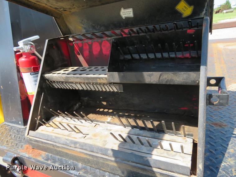 image for item DE6369 2004 International 4300 flatbed truck