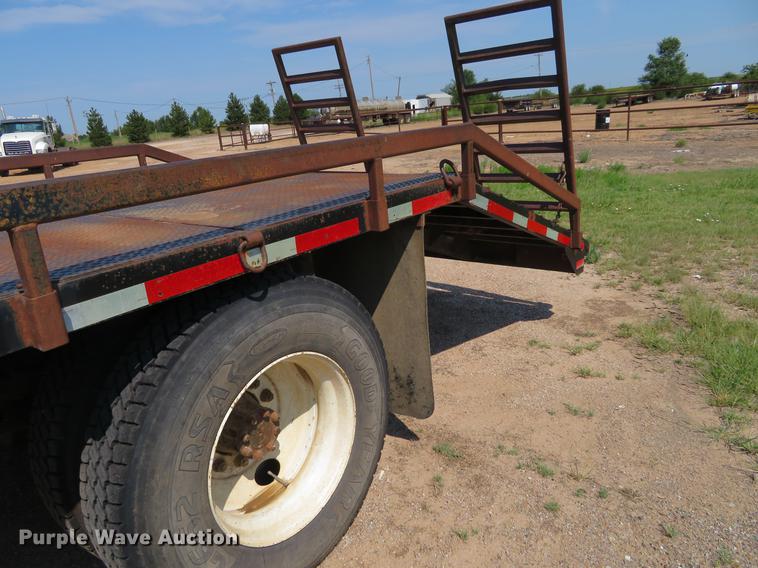 image for item DE6369 2004 International 4300 flatbed truck
