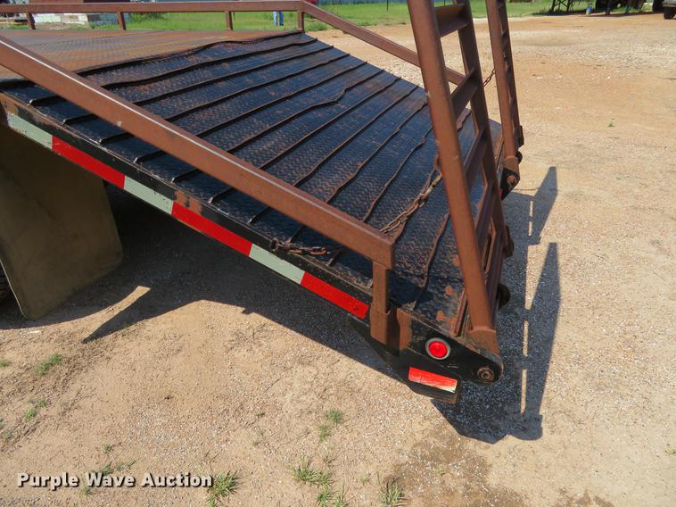image for item DE6369 2004 International 4300 flatbed truck