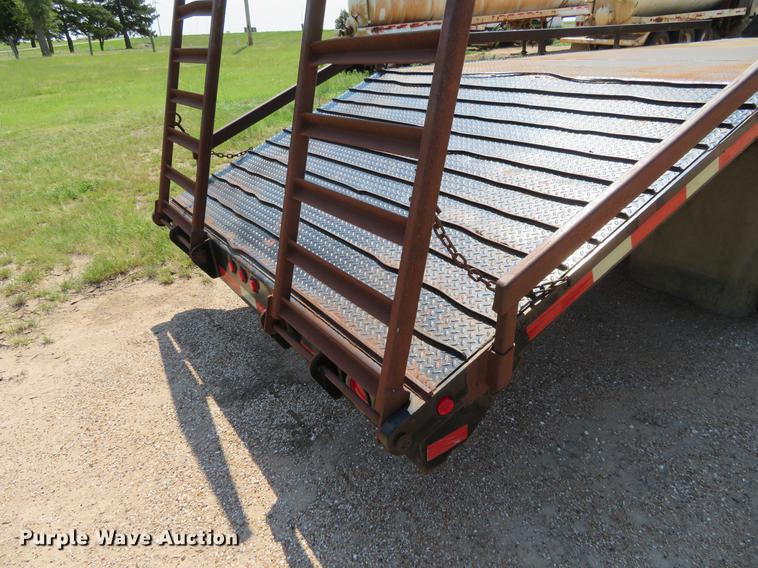 image for item DE6369 2004 International 4300 flatbed truck