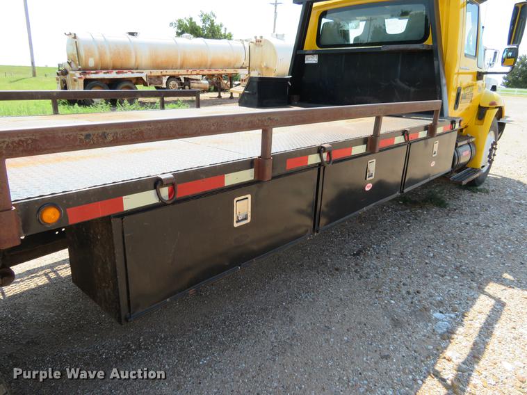 image for item DE6369 2004 International 4300 flatbed truck