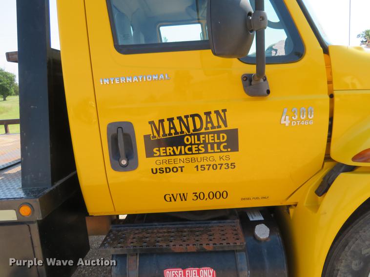 image for item DE6369 2004 International 4300 flatbed truck