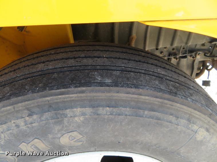 image for item DE6369 2004 International 4300 flatbed truck