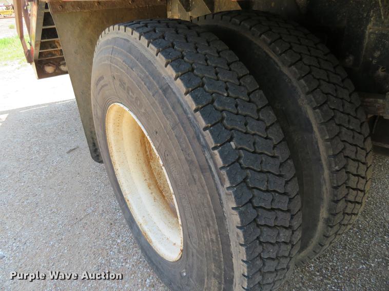 image for item DE6369 2004 International 4300 flatbed truck