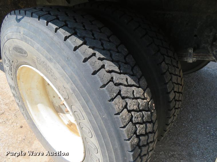 image for item DE6369 2004 International 4300 flatbed truck