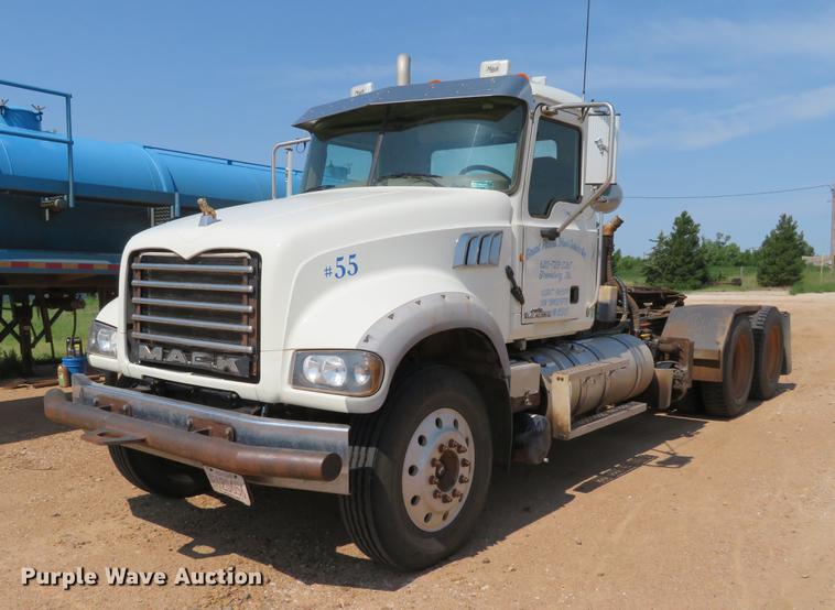 image for item DE6370 2011 Mack Granite semi truck