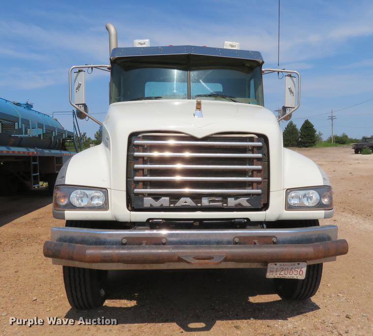 image for item DE6370 2011 Mack Granite semi truck