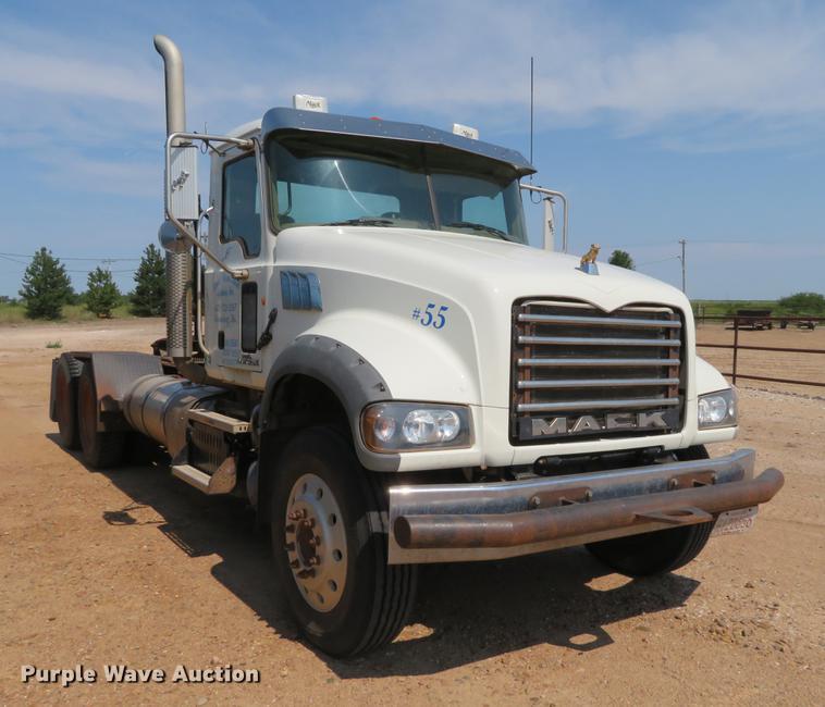 image for item DE6370 2011 Mack Granite semi truck