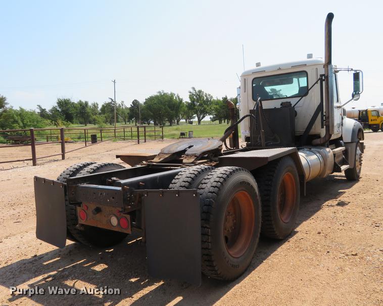 image for item DE6370 2011 Mack Granite semi truck