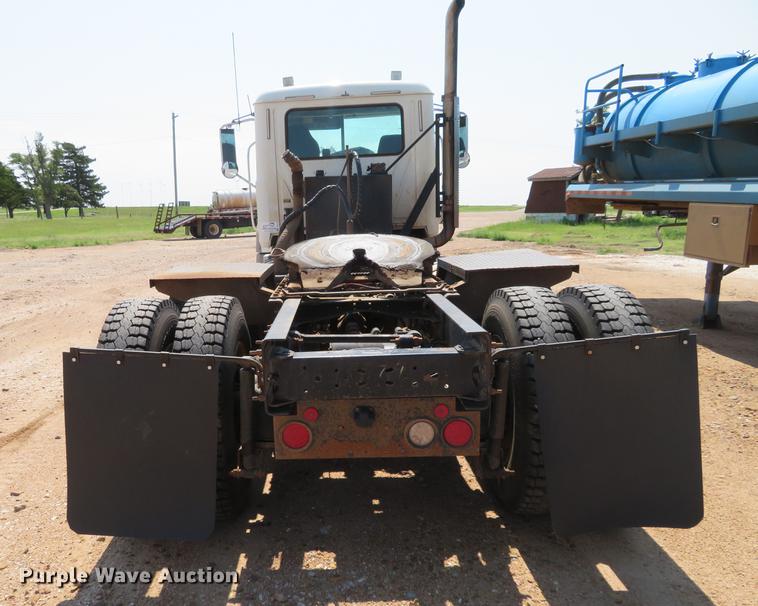 image for item DE6370 2011 Mack Granite semi truck