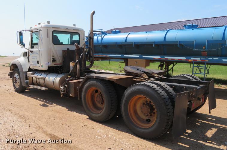 image for item DE6370 2011 Mack Granite semi truck