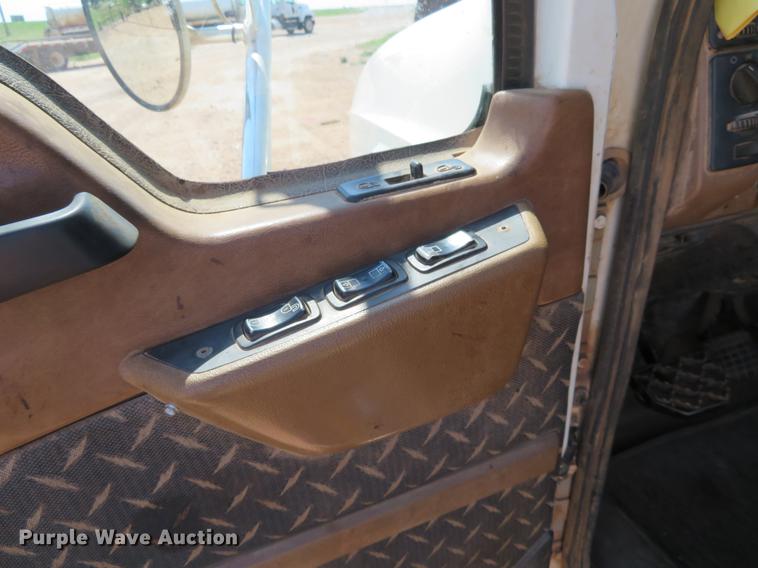 image for item DE6370 2011 Mack Granite semi truck