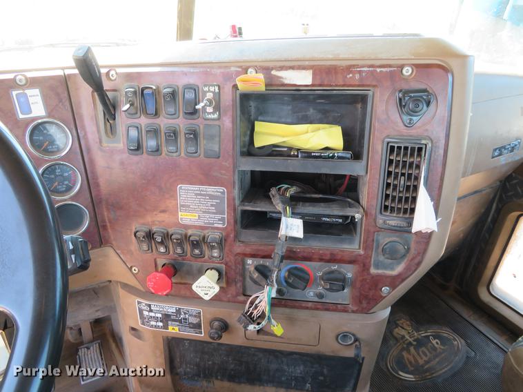 image for item DE6370 2011 Mack Granite semi truck