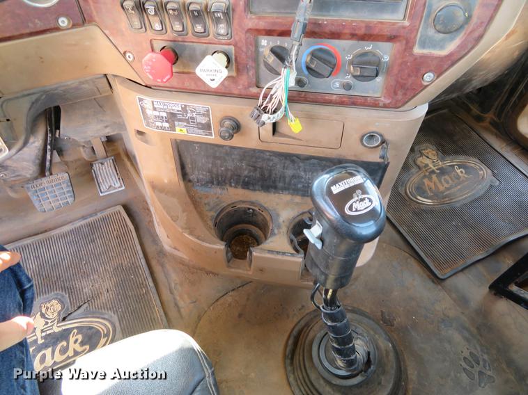 image for item DE6370 2011 Mack Granite semi truck