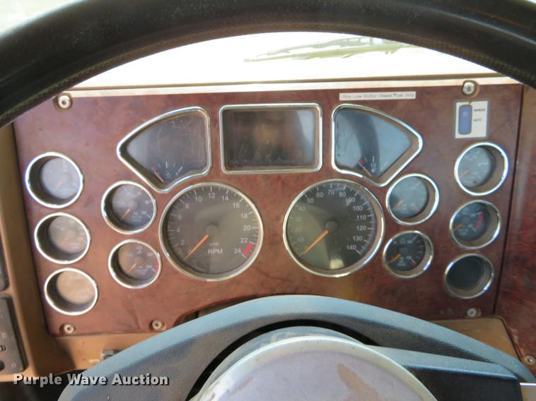 image for item DE6370 2011 Mack Granite semi truck