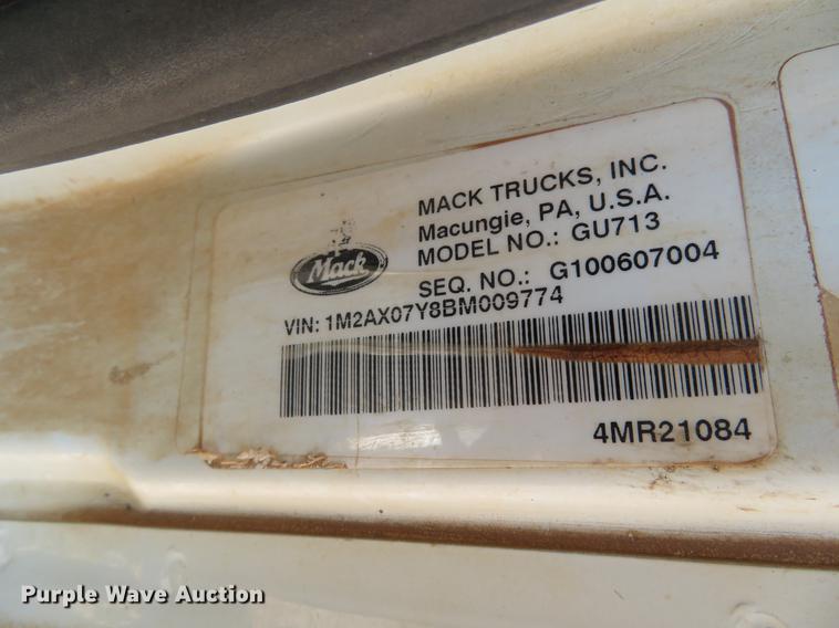 image for item DE6370 2011 Mack Granite semi truck