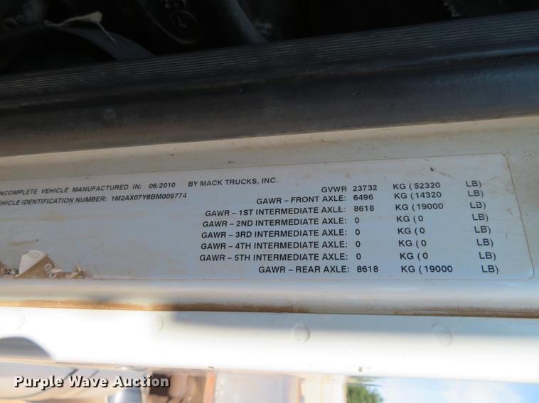 image for item DE6370 2011 Mack Granite semi truck