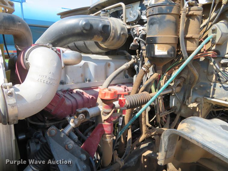 image for item DE6370 2011 Mack Granite semi truck