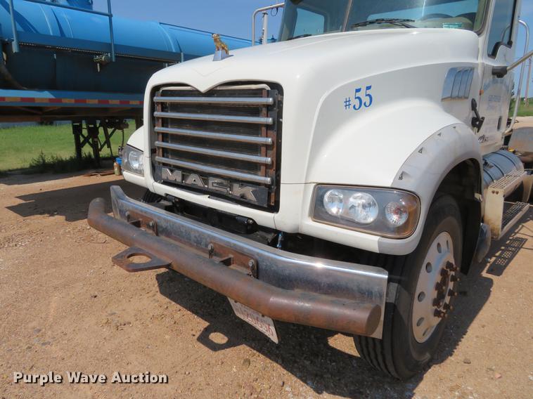 image for item DE6370 2011 Mack Granite semi truck