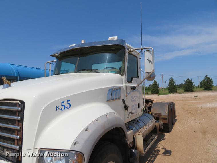 image for item DE6370 2011 Mack Granite semi truck