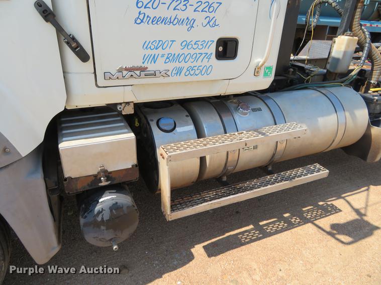 image for item DE6370 2011 Mack Granite semi truck