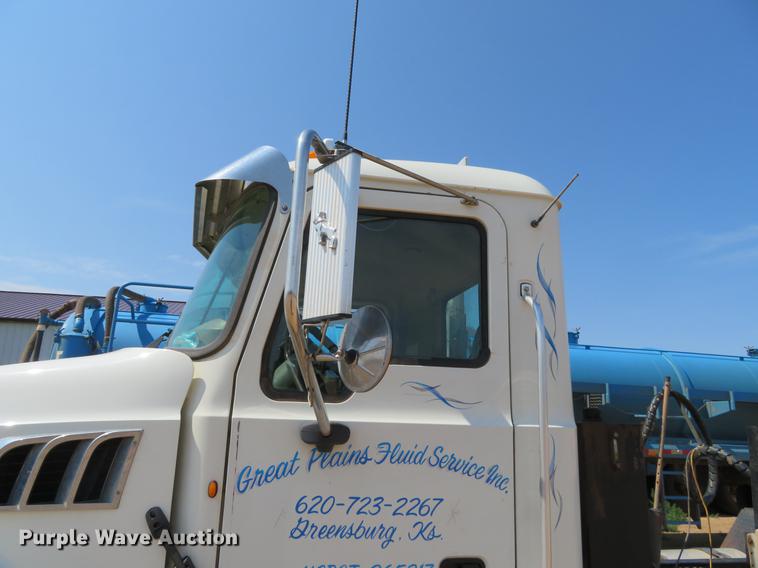 image for item DE6370 2011 Mack Granite semi truck