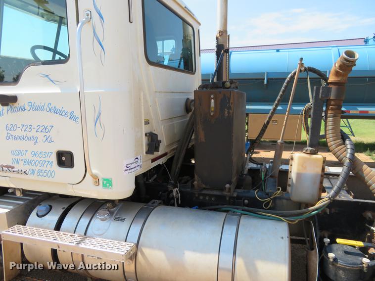 image for item DE6370 2011 Mack Granite semi truck