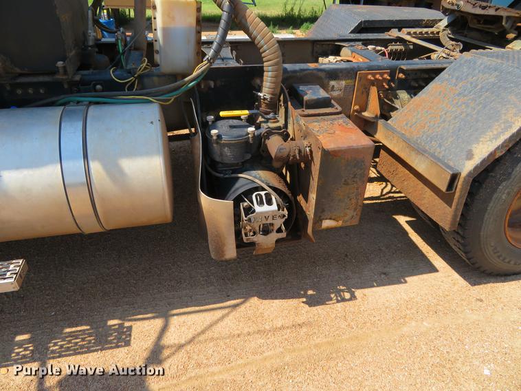 image for item DE6370 2011 Mack Granite semi truck