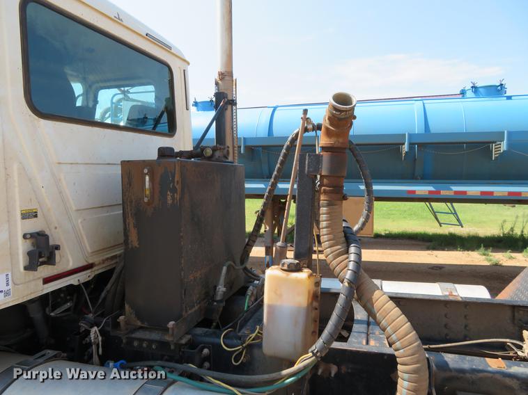 image for item DE6370 2011 Mack Granite semi truck