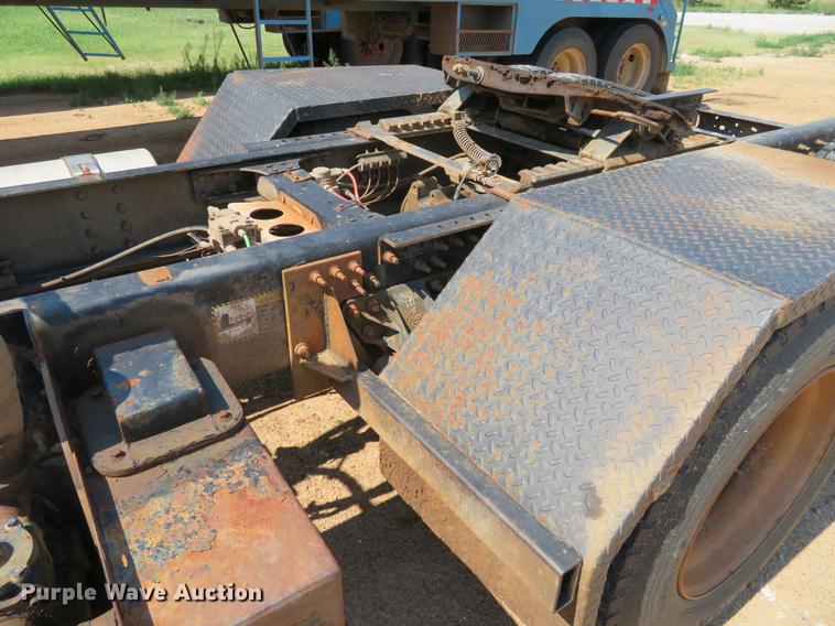 image for item DE6370 2011 Mack Granite semi truck