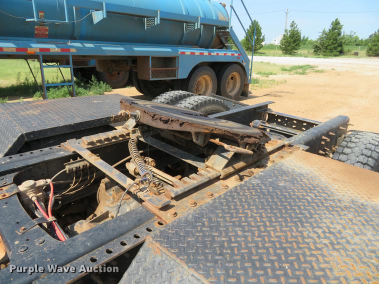 image for item DE6370 2011 Mack Granite semi truck