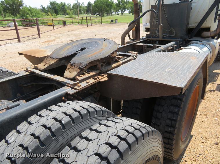 image for item DE6370 2011 Mack Granite semi truck
