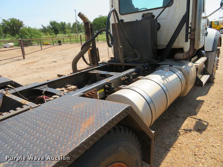 image for item DE6370 2011 Mack Granite semi truck