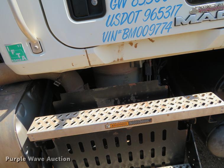 image for item DE6370 2011 Mack Granite semi truck