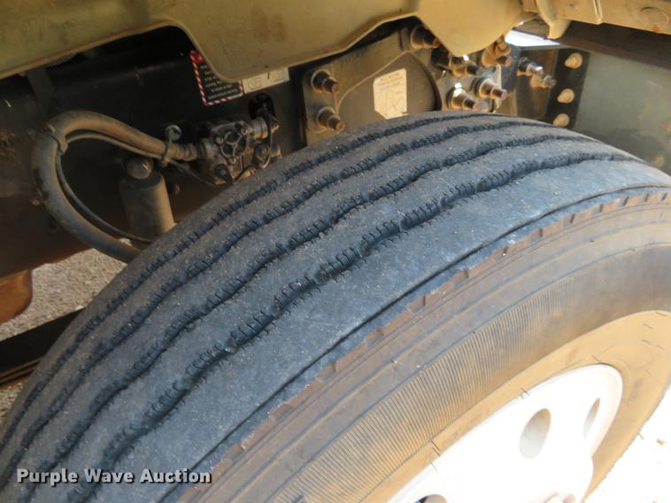 image for item DE6370 2011 Mack Granite semi truck